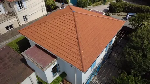 Toiture en tuiles rouges sur une maison