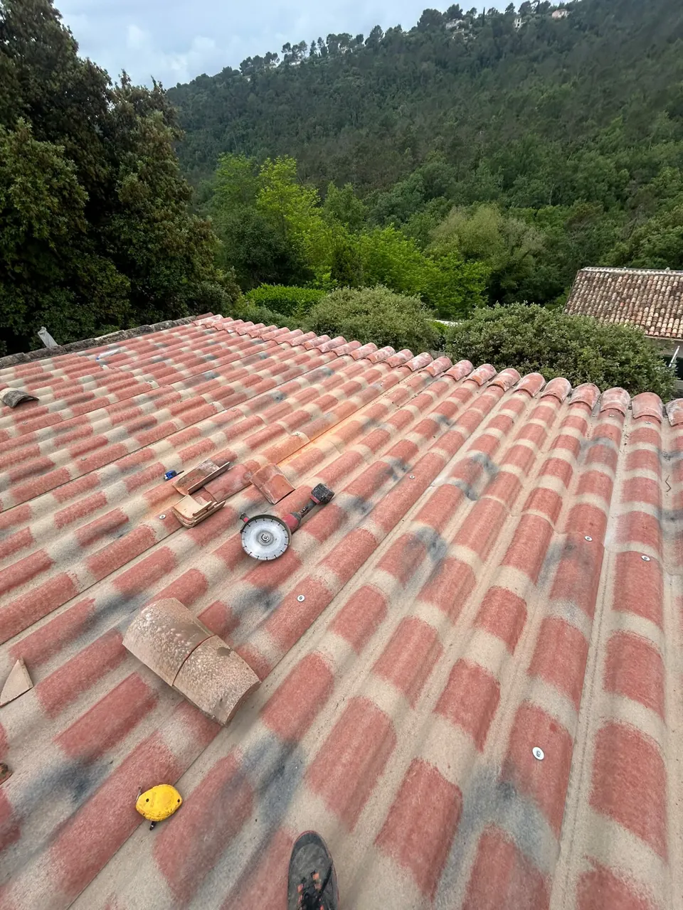 Réparation de toiture et remplacement de tuiles, chantier Toiture Chevalier