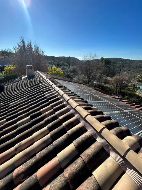 Faîtage d'une toiture équipée de panneaux solaires