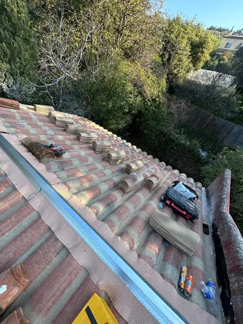 Chantier en cours sur une toiture en tuiles