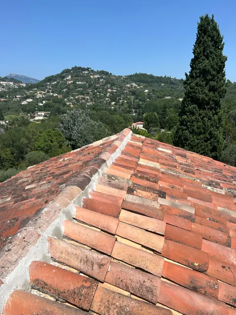 Arêtier refait sur une toiture en tuiles