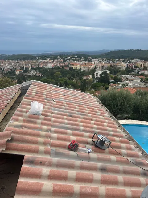 Réparation d'une toiture en tuiles