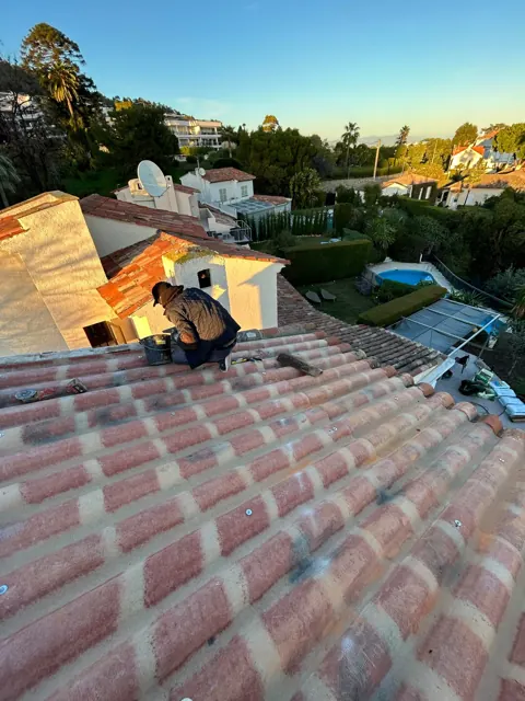 Couvreur au travail près d'une cheminée