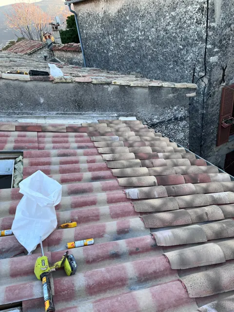 Toiture en tuiles en cours de réparation